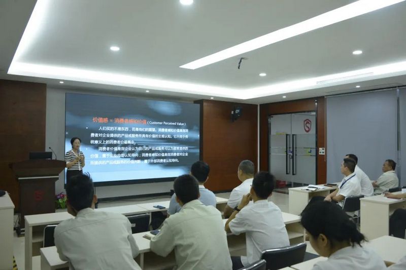金年会实业博士工作站站长胡晓涛开展工业设计讲座